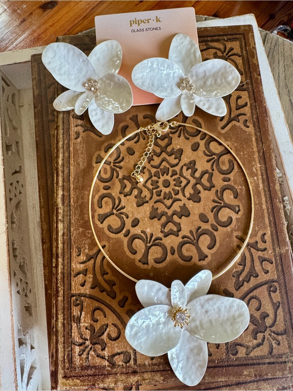 Piper K White Floral Statement Necklace and Earrings Set - Picture 2 of 4